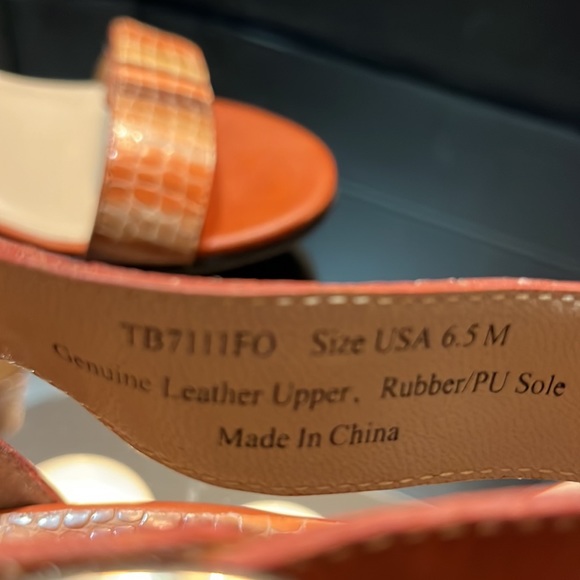 Gravity Defyer Burnt Orange, Brown, & Gold Leather Snake Embossed Low Wedges - Picture 4 of 6